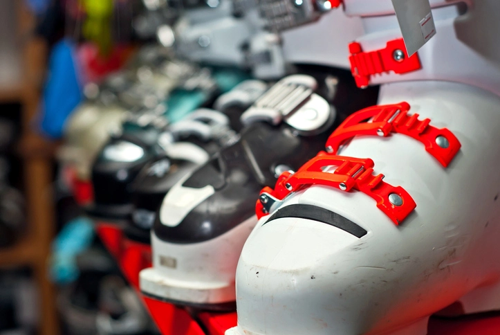 buty narciarskie na półce