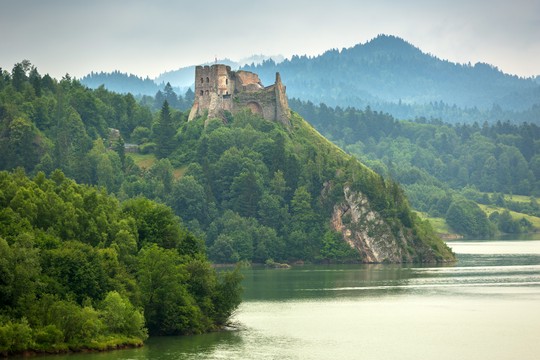 średniowieczny zamek nad jeziorem w Czorsztynie