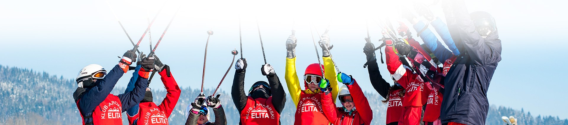 grupa osób ze sprzętem narciarskim