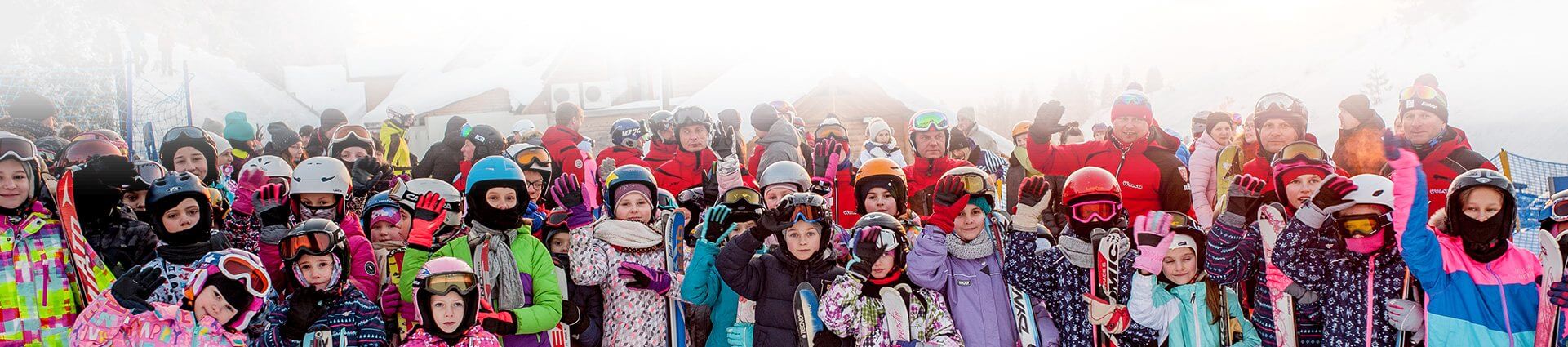 duża grupa dzieci ubrani w odzież narciarską