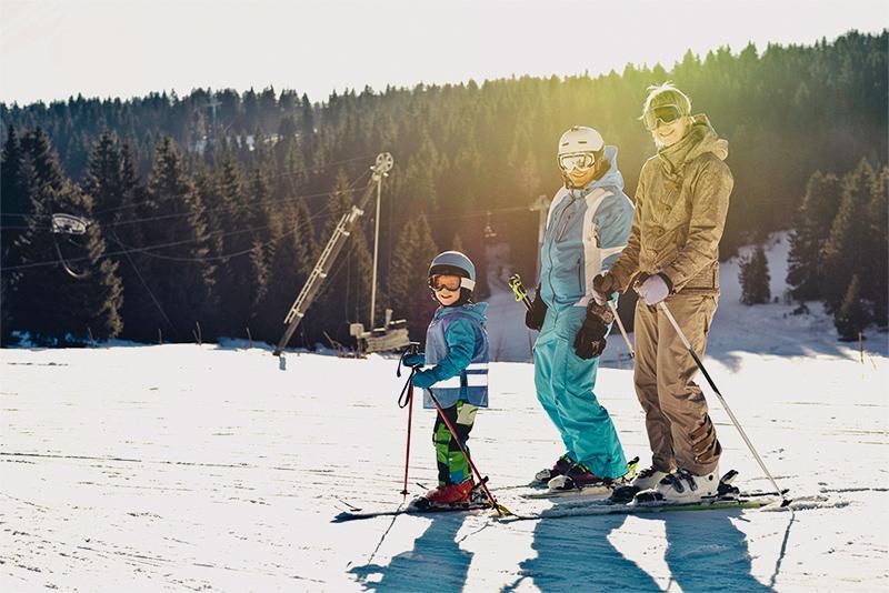 mężczyzna kobieta i dziecko na nartach